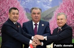 Садыр Жапаров (сол жақта), Эмомали Рахмон (ортада) және Шавкат Мирзияев.