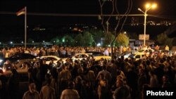 Բողոքի ցույց «Հարսնաքար» ռեստորանային համալիրի մոտ: 8-ը հուլիսի, 2012թ.