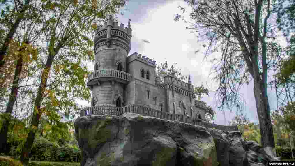 Визитная карточка Ялты &ndash; замок &laquo;Ласточкино гнездо&raquo;.&nbsp; Российские власти Крыма летом 2017 года начали раскопки и инженерные геологические работы, которые могут угрожать памятнику. В Министерстве культуры Украины в 2015 году назвали незаконными действия нынешних властей полуострова в отношении объектов культурного наследия, охраняемых законами Украины и внесенных в Государственный реестр недвижимых памятников Украины. В отчете ЮНЕСКО за январь-июнь 2017 года&nbsp;говорится, что работы, проводимые на территории замка &laquo;Ласточкино гнездо&raquo;, являются незаконными. 