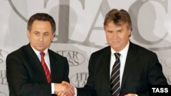 Бывший президент РФС Виталий Мутко (слева) и главный тренер сборной России по футболу Гус Хиддинк