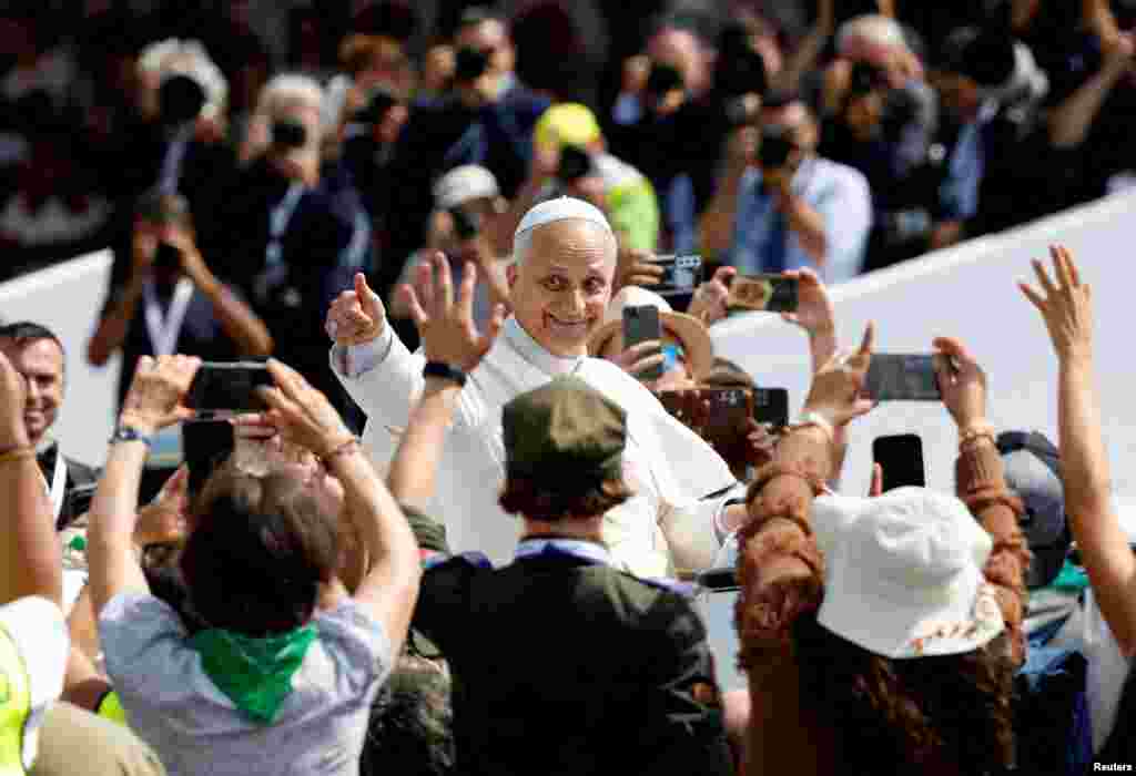 Папа Лев XIV машет рукой верующим из папамобиля, когда он уезжает после мессы по случаю Юбилея молодежи, в Риме, Италия, 3 августа 2025 года. REUTERS/Remo Casilli