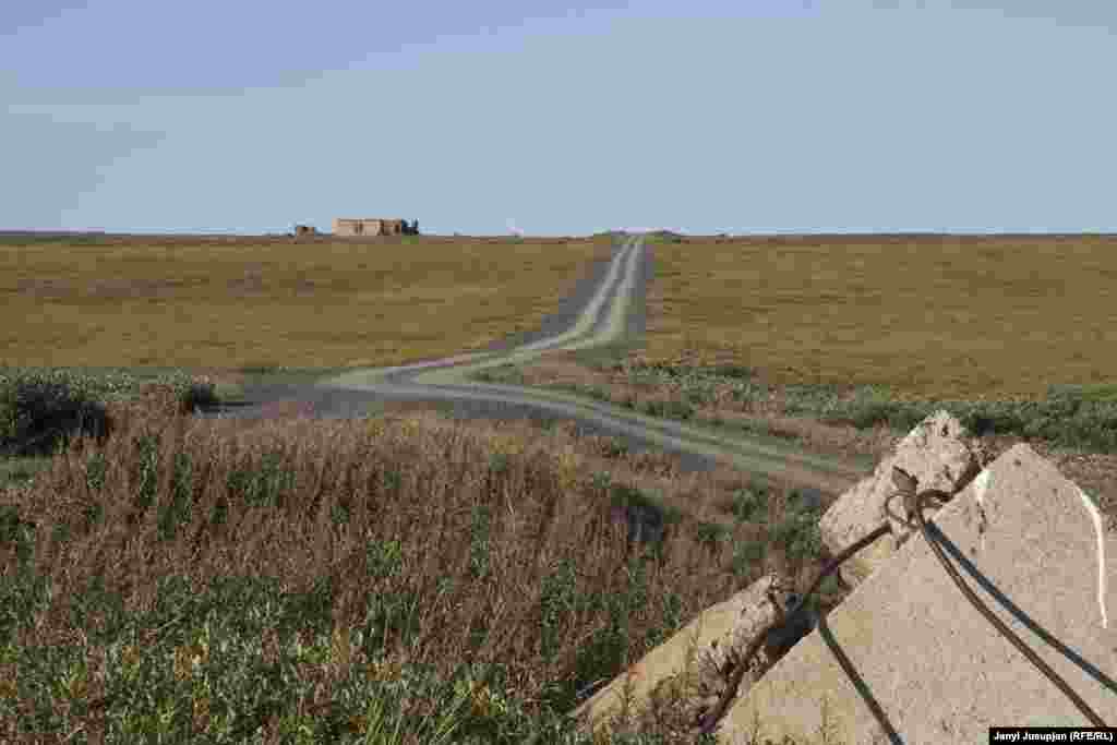 Сүрөттө: эки өткөөл бекеттин ортосундагы жол. Колыма деген жалпы ат менен белгилүү болгон Чукотка менен Магадан аймактарында башында СССРдин аймагынан кулакка тартылгандар жол куруп, баалуу металды казган.