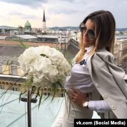 ЗМІ повідомляли про її нафтовий бізнес доньки бізнесмена Катерини Смушкович у Австрії та про чоловіка-банкіра