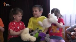 Дітей, евакуйованих із дитбудинків у зоні бойових дій, повертають на Луганщину (відео)