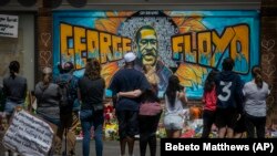 Жорж Флойд каза болгон жердин жанындагы мемориал. 31-май, 2020-жыл. 