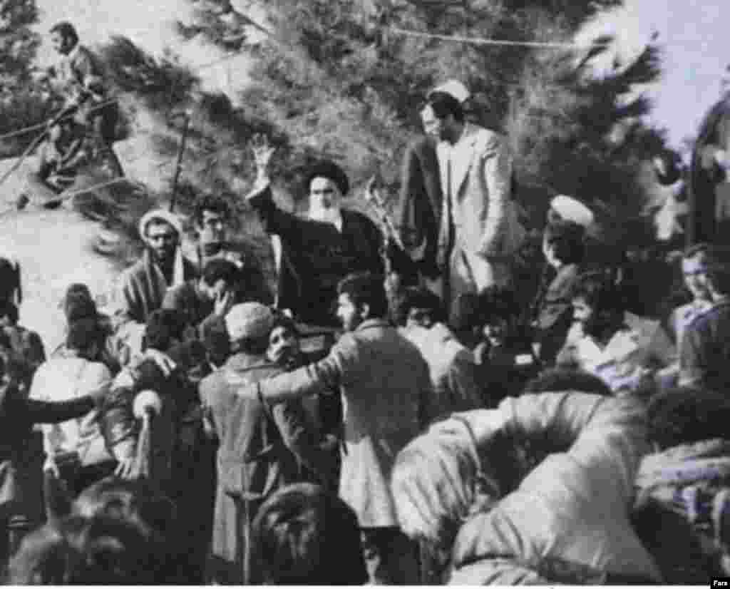 Аятулла Хөмәйни чыгыш ясый