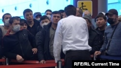 Муҳоҷирон дар яке аз фурудгоҳҳҳои Маскав. Акс аз бойгонӣ.