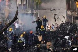 Спасителни екипи на мястото на самолетната катастрофа в Ахмедабад, Индия, 12 юни 2025 г.