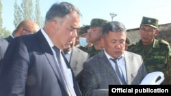 Баткен облусунун губернатору Абдыкарим Алимбаев  менен Тажикстандын Согд облусунун губернатору Ражжабой Ахмадзода. Архив