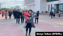 Нұр-Сұлтанда бір топ ана үкімет үйі алдына барып, әлеуметтік мәселелерінің шешілуін талап етті. 14 қыркүйек 2019 жыл.
Format: JPG