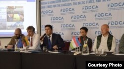 Шарофиддин Гадоев, раҳбари Ҷунбиши ислоҳот ва рушди Тоҷикистон яке аз ширкатдорони ҳамоиши Вилнюс буд