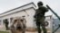 Украинская воинская часть под Симферополем, блокированная российскими военнослужащими