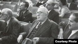 Садри Максуди (уртада)