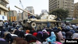 Мубарактын режимине каршы чыккан демонстранттар Каирдин  "ат-Тахрир" аянтында танктардын жанында намазга жыгылышты. 2011-жылдын 11-февралы.  REUTERS/Yannis Behrakis.