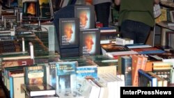 عمر انسان کفاف خواندن همه رمان های خوب نمی کند