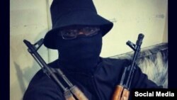 Боевик «Исламского государства», известный как  Абукака Британи.