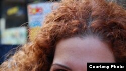 عشا مومنى پس از آنكه اتومبيلش به دليل سبقت غير مجاز متوقف شد، سر از بند ۲۰۹ زندان اوين درآورد.