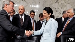 رییس دمکرات کمیته مالی سنا، ازسناتور المپيا اسنو، عضو حزب جمهوريخواه، به خاطر حمایت از لایحه تشکر کرد. 