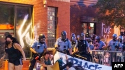 Сутыкненьні дэманстрантаў з паліцыяй у Мінэапалісе 27 траўня 2020 году.