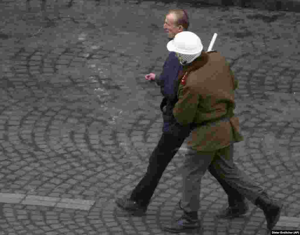 Офіцер поліції затримує протестувальників під час мітингу 15 січня 1989 року