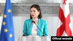 МВД сообщает, что боеприпасы могли быть использованы для "диверсионных операций", уточняя, что тайник принадлежал неким "высокопоставленным чиновникам" ведомства старой власти