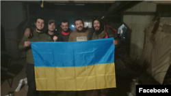 Морпіх Максим Полупанов на «Азовсталі» з українськими військовими. Максим – крайній праворуч. З особистого архіву Полупанова