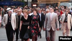 Армения - Французская актриса Фанни Ардан в сопровождении премьер-министра Армении Тиграна Саргсяна проходит по красной ковровой дорожке во время торжественной церемонии открытия кинофестиваля «Золотой абрикос», Ереван, 10 июля 2011 г.