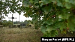 Хрест на місці братської могили в селі Угли на Рівненщині. Поляки і українці були вбиті 12 травня 1943 року