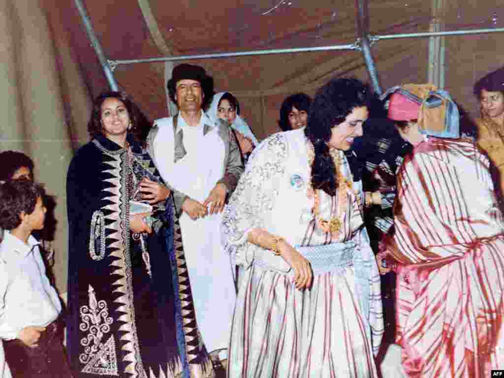 Муаммар Қаззофӣ бо ҳамроҳии хонаводааш дар як маросими арӯсӣ