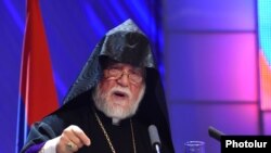 Его Святейшество Католикос Великого Дома Киликийского Арам Первый  выступает с речью в Ереване, 19 сентября 2014 г․