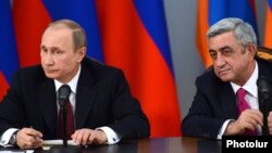 Armenia - President Serzh Sarkisian (R) and his Russian counterpart Vladimir Putin at a news conference in Yerevan, 2Dec2013.