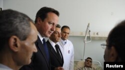 دیوید کامرون (چپ) در کنار نیکولا سارکوزی در طرابلس