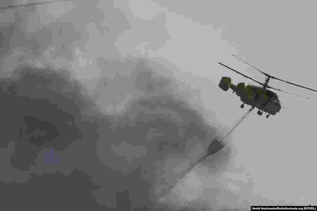 До ліквідації наслідків залучили гелікоптери, Київ, 10 червня 2025 року.«Загалом до ліквідації наслідків російського обстрілу залучені у Києві 441 рятувальник та 102 одиниці техніки», – повідомляють у ДСНС