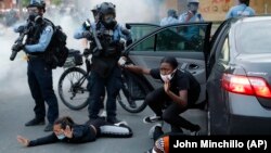 Уличная сцена во время протестных акций в Миннеаполисе, 31 мая 2020 года