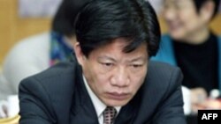 جنگ شیاویو متهم است که در طول دوران صدارتش، معادل ۸۳۲ هزار دلار رشوه به صورت نقدی و غير نقدی از کمپانی های داروسازی چین دريافت کرده و در قبال آن برای داروهای تقلبی فاقد استاندارد مجوز صادر کرده است.