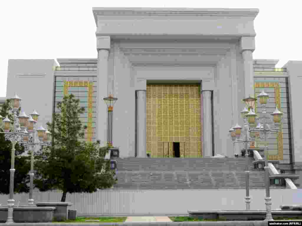 Aşgabadyň sergi köşgi bejeriş-abatlaýyş işleri üçin ýapyldy.