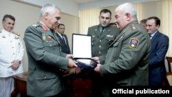 Armenia - The chief of the Armenian army's General Staff, General Yuri Khachaturov (R), and his Greek counterpart, General Mikhail Kostarakos, meet in Yerevan, 25Sep2013.