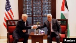 Президент США Дональд Трамп (л) зустрічається з палестинським лідером Махмудом Аббасом у Віфлеємі, 23 травня 2017 року