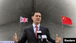 آقاى ميلي‌بند روز يك‌شنبه براى ديدارى سه روزه از چين وارد شانگهاى شد و قرار است در مذاكرات خود علاوه بر موضوع برنامه هسته اى ايران، در باره مناسبات دو جانبه و افزايش همكارى ميان دو كشور با مقام های چینی گفت و گو کند.