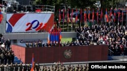 Президент Армении и другие высокопоставленные официальные лица наблюдают за военным парадом по случаю 20-летия независимости, 21 сентября 2011 г. 