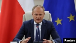 Прем’єр-міністр Польщі Дональд Туск виступає на спеціальному засіданні уряду щодо атаки російських дронів по території країни