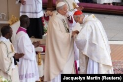 Папа Лъв XIV получава палиума, символ на папството, по време на месата за официалното откриване на понтификата на площад „Свети Петър“ във Ватикана, 18 май 2025 г.