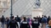 Френски полицаи патрулират близо до стъклената пирамида на Лувъра, 20 октомври 2025 г.