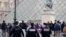 Френски полицаи патрулират близо до стъклената пирамида на Лувъра, 20 октомври 2025 г.