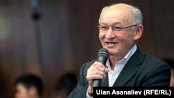 Өндүрүш Токтонасыров "Азаттыктын" көрсөтүүлөрүнүн биринде катышкан учурда тартылган сүрөт. 