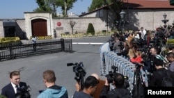 Журналісты чакаюць пачатку перамоваў каля рэзыдэнцыі прэзыдэнта ў Стамбуле
