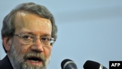 رئيس مجلس شوراى اسلامى از آمريكا انتقاد كرده اگر به دنبال مسير تحريم بوده است چرا «دو دولت مهم برزيل و تركيه را دچار تمسخر» كرده است.