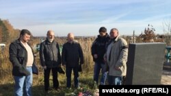  Невялікая грамада, якая наведала магілы пачынальнікаў адраджэнскага і дэмакратычнага руху ў Магілёве 