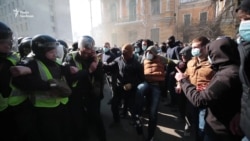 Відео бійки праворадикалів з поліцією під Адміністрацією президента