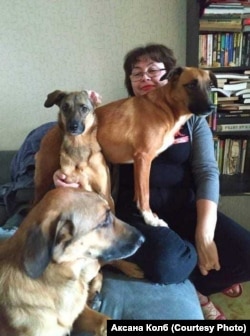 Аксана Колб са сваімі сабакамі